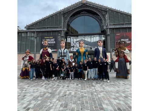 Los miembros de la Comparsa de Gigantes y Cabezudos de Torrejón de Ardoz que acudieron a Barcelona para celebrar el 600 aniversario de esta tradición