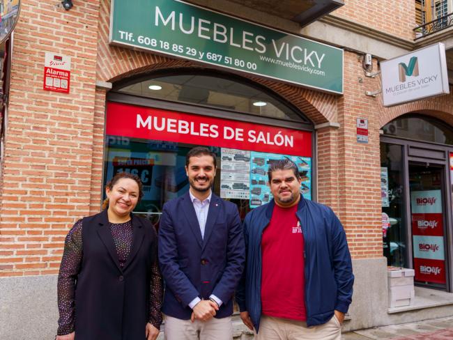 El alcalde, Alejandro Navarro Prieto, visitando Muebles Vicky, junto a sus gerentes, Alba Vázquez y Víctor Rapalo 