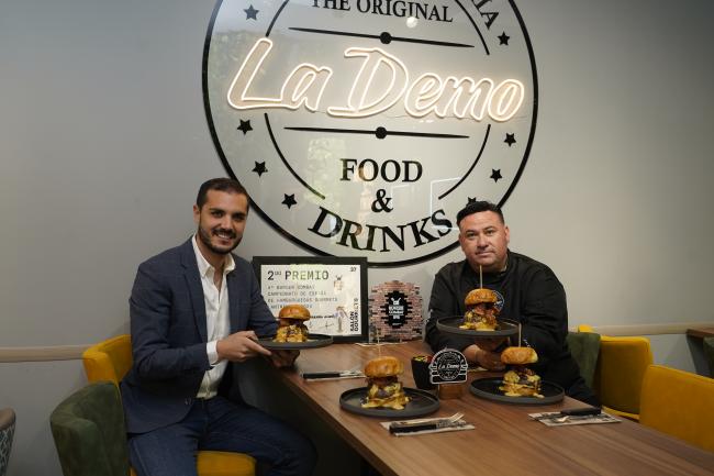 El alcalde, Alejandro Navarro Prieto con la hamburguesa “La Atrevida” y su creador, Ángel Solana