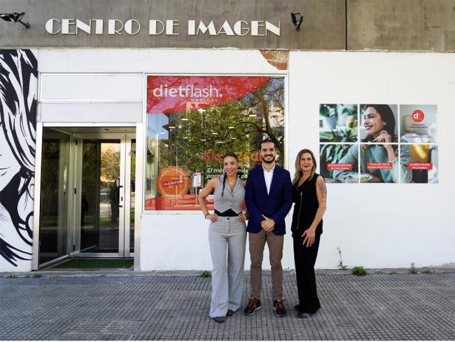 El alcalde, Alejandro Navarro Prieto visitó, visitando DietFlash, junto a su gerente, Mónica Muñoz y una de las trabajadoras del centro