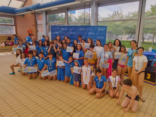 La concejala de Deportes y Turismo, Miriam Gutiérrez, junto a varios de los participantes del torneo de natación