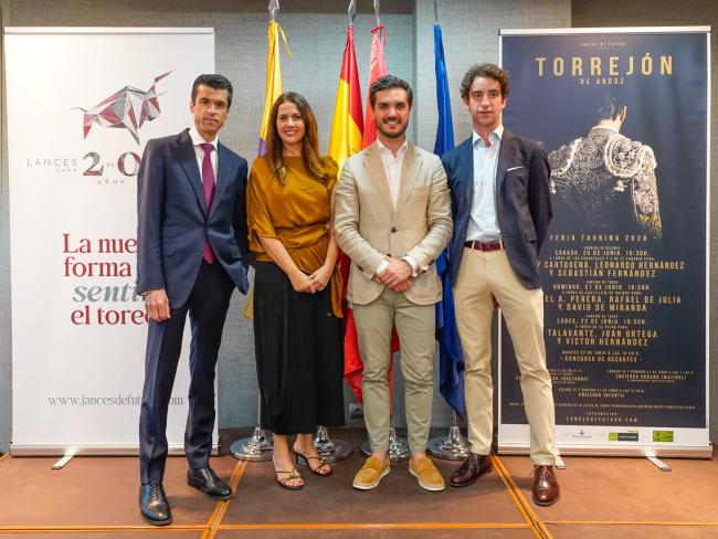 El alcalde, Alejandro Navarro, y la concejala de Igualdad y Festejos, Maria Eugenia Gil, con los diestros, Rafael de Julia y Víctor Hernández