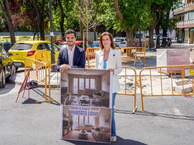 El alcalde, Alejandro Navarro Prieto, y la funcionaria de carrera del Ayuntamiento de Torrejón e ingeniera de caminos, canales y puertos, Mercedes Tomé, presentando el Plan Cuidemos Torrejón