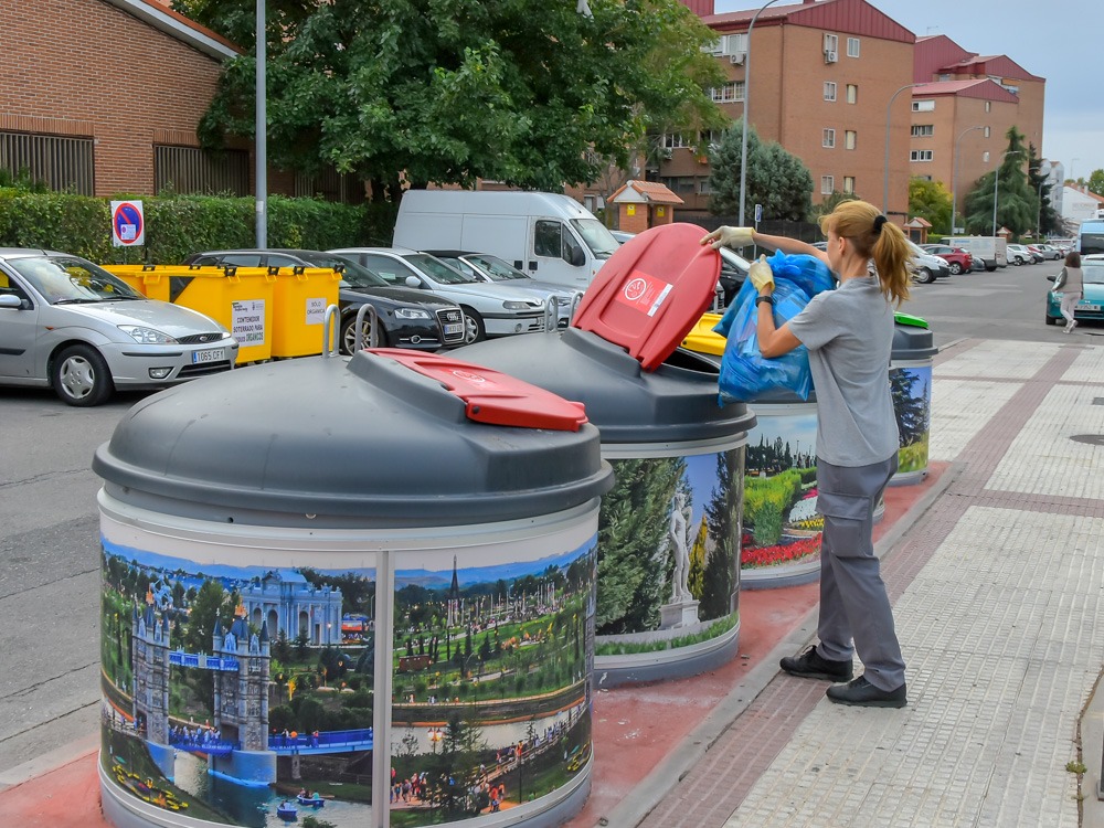 El diseño de los nuevos contenedores tiene imágenes de diferentes zonas de Torrejón de Ardoz