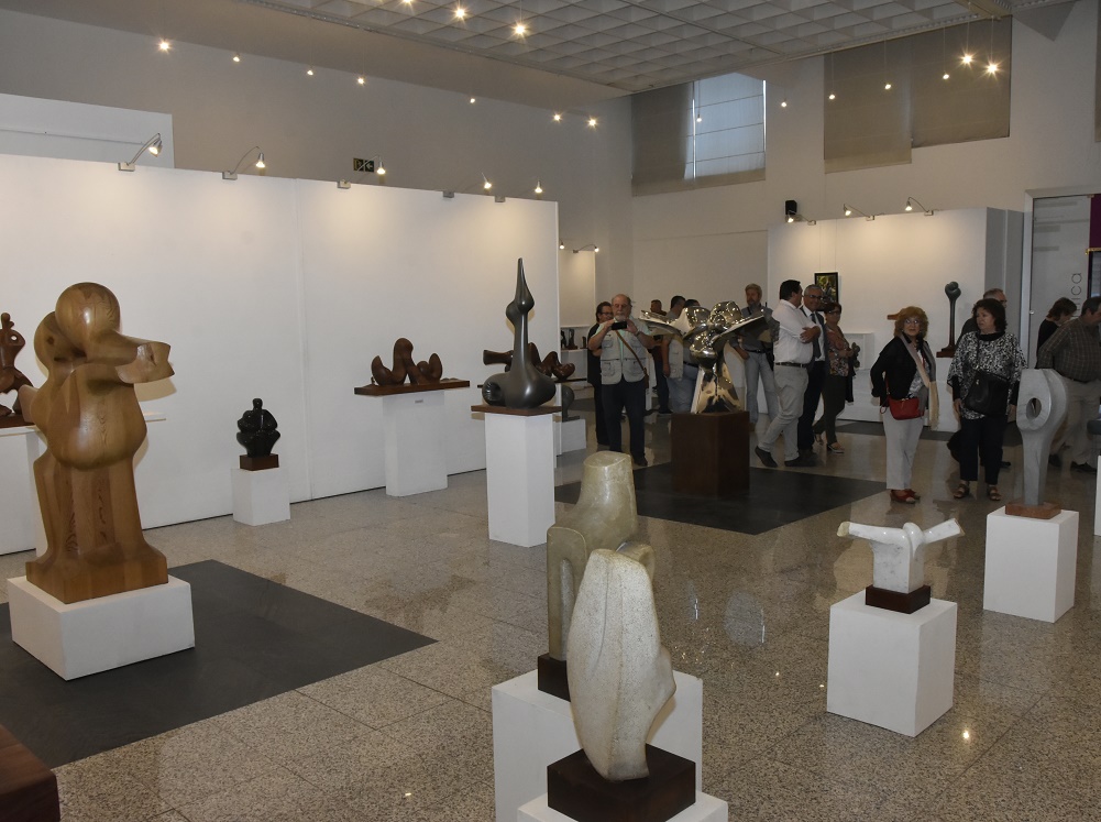 La Casa de la Cultura acoge la exposición con la que Torrejón homenajea al escultor José Luis Fernández 