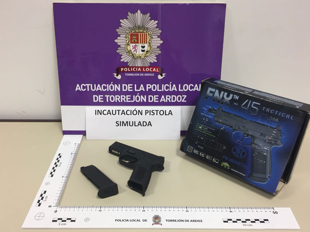 Pistola simulada de airsoft intervenida por la Policía Local