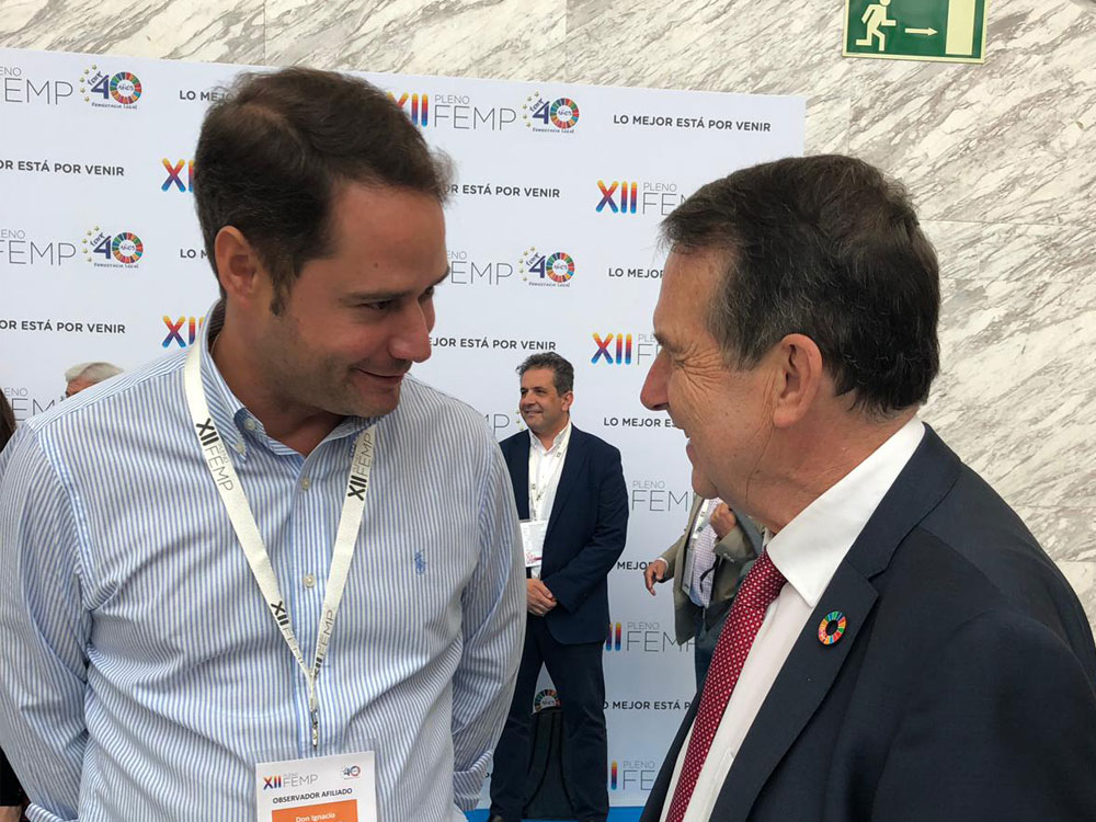 Ignacio Vázquez charlando con Abel Caballero, alcalde de Vigo