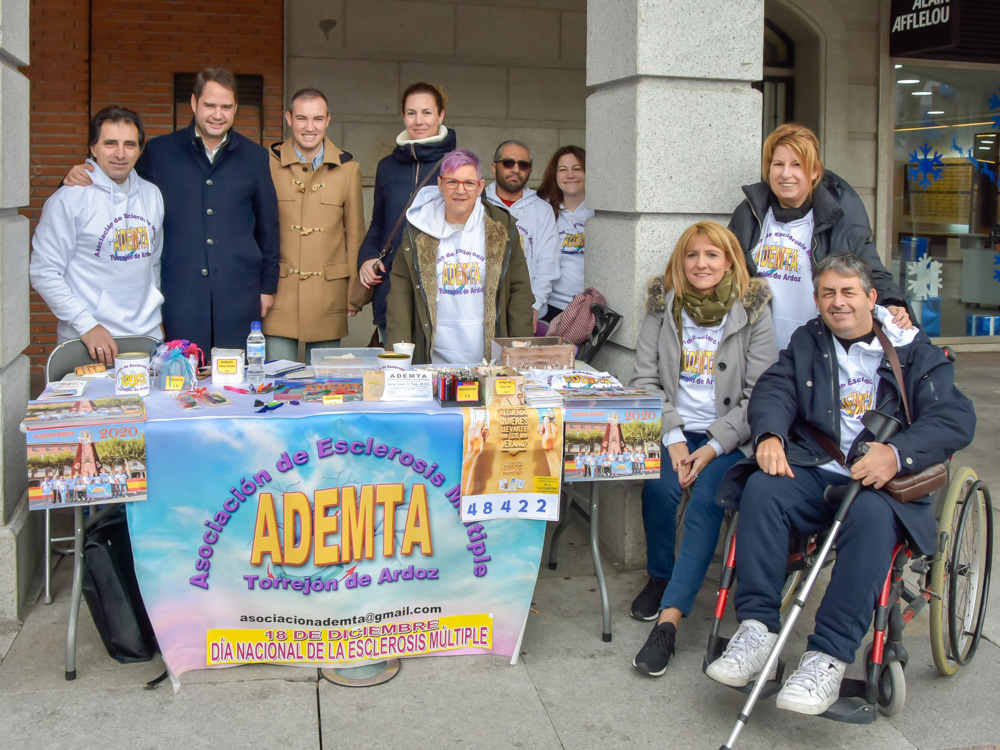 Torrejón de Ardoz se suma a la celebración del Día Nacional de la Esclerosis Múltiple con una mesa informativa en la Plaza Mayor para concienciar e informar a la población sobre esta enfermedad 
