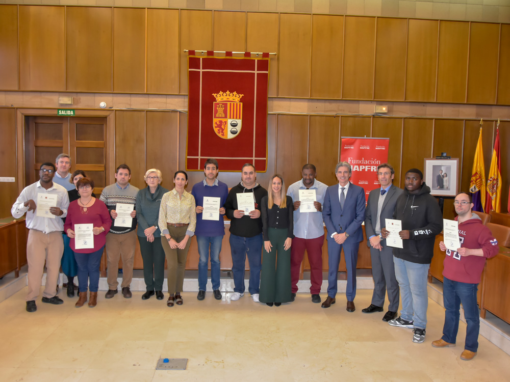 Los alumnos de ASTOR y la Fundación Manantial que han realizado prácticas laborales en el Ayuntamiento de Torrejón de Ardoz recibieron ayer sus diplomas