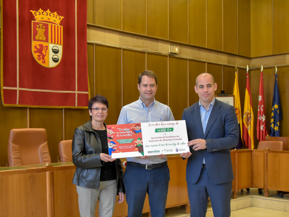 Ecovidrio entrega un cheque de 1.000 euros a Torrafal procedentes de la campaña puesta en marcha con el Ayuntamiento de Torrejón de Ardoz durante las pasadas Mágicas Navidades para impulsar el reciclaje de vidrio 