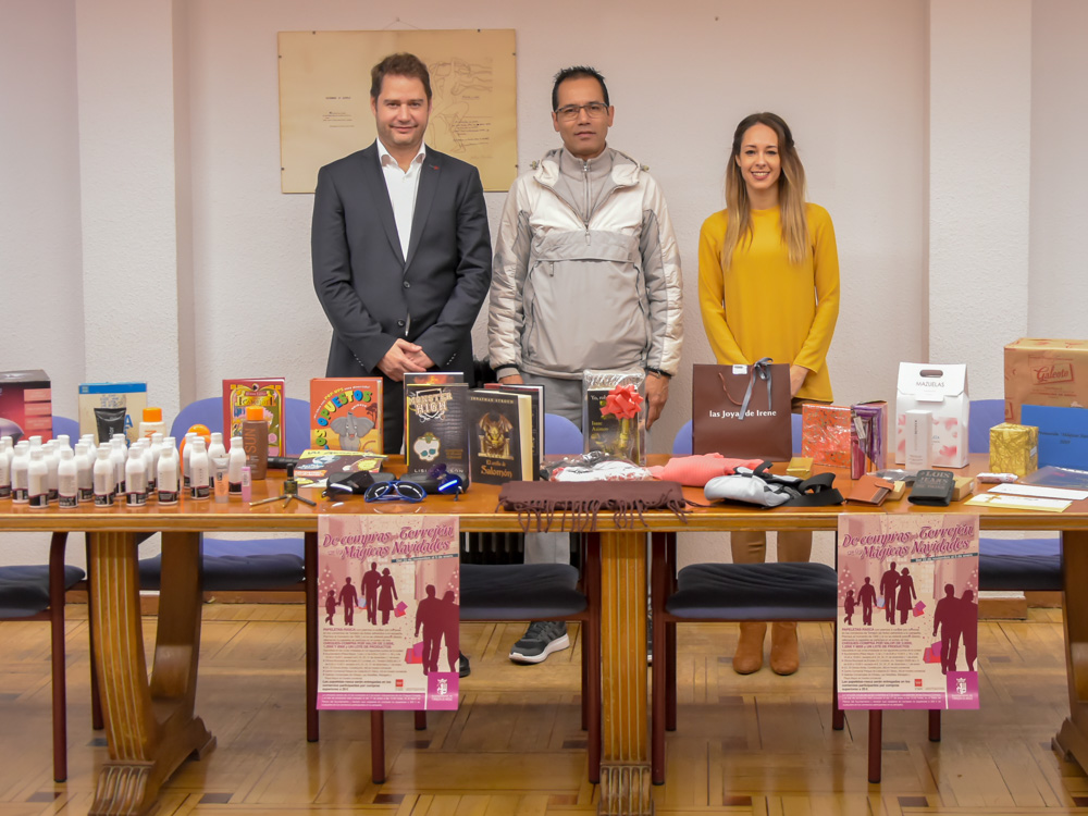 Los ganadores del concurso “De compras por Torrejón en las Mágicas Navidades” han recibido hoy sus cheques regalo de una campaña que ha incentivado el consumo en los pequeños y medianos comercios de la ciudad