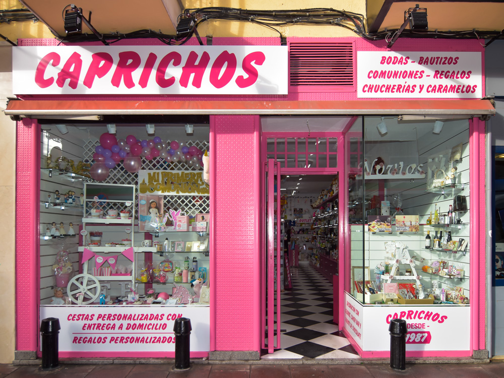 “Caprichos” cambia de ubicación y a partir de ahora atiende a sus clientes en la calle Los Curas, 1 