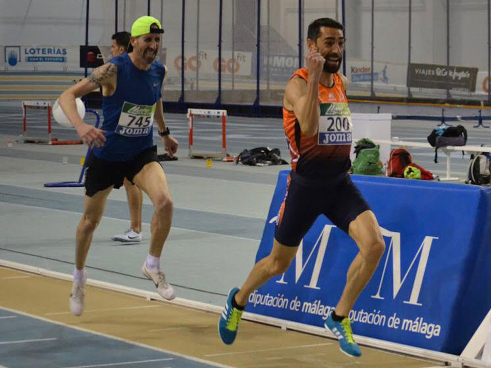 El tricampeón mundial de atletismo torrejonero y concejal de Seguridad del Ayuntamiento de Torrejón de Ardoz, Juan José Crespo, revalida su título de campeón de España de 800 metros M45 en pista cubierta 