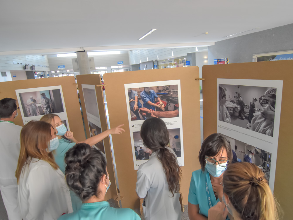 El Hospital Universitario de Torrejón de Ardoz organiza la exposición fotográfica “Juntos somos invencibles” para homenajear a sanitarios y pacientes que lucharon contra el coronavirus
