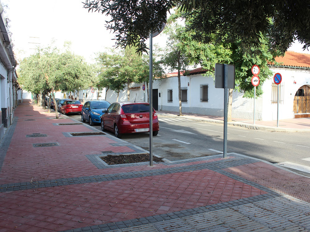 Remodelada la calle Cobre que cuenta con nuevo acerado, paso de peatones, reductores de velocidad y, el próximo otoño, con 10 nuevos árboles
