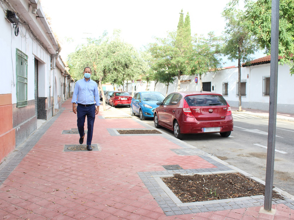 Remodelada la calle Cobre que cuenta con nuevo acerado, paso de peatones, reductores de velocidad y, el próximo otoño, con 10 nuevos árboles