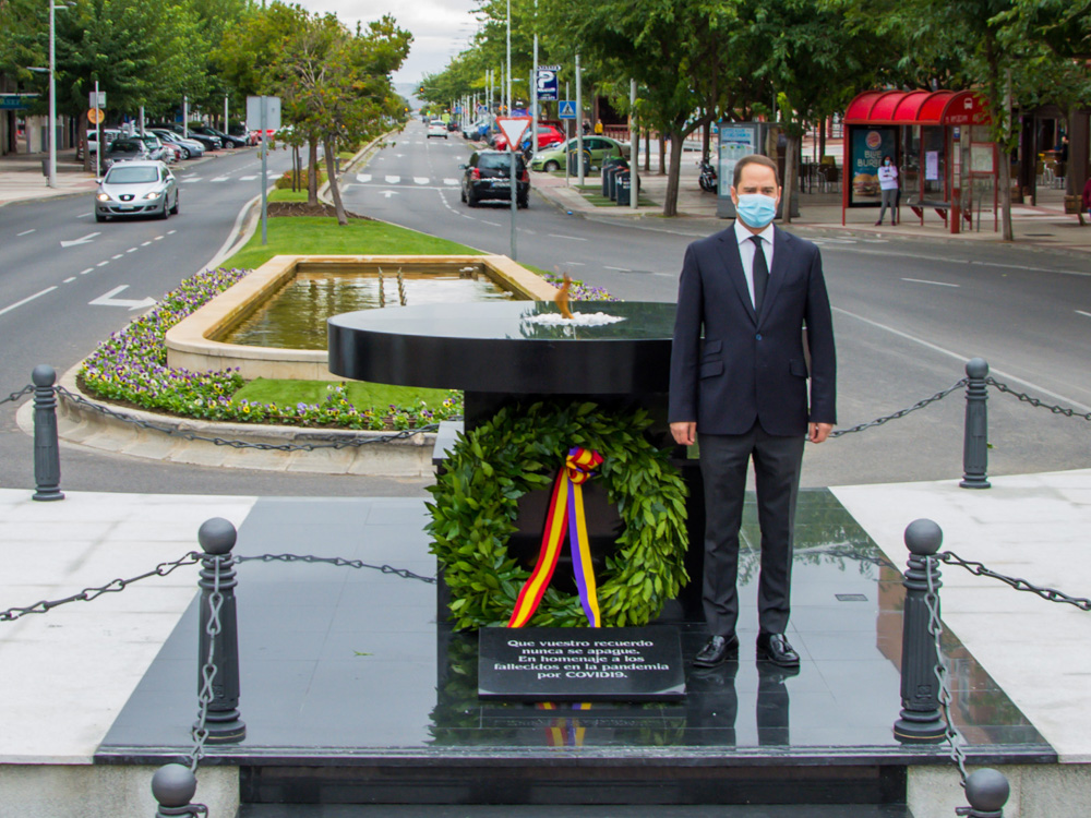 Monumento en forma de pebetero en homenaje a las víctimas del Covid-19