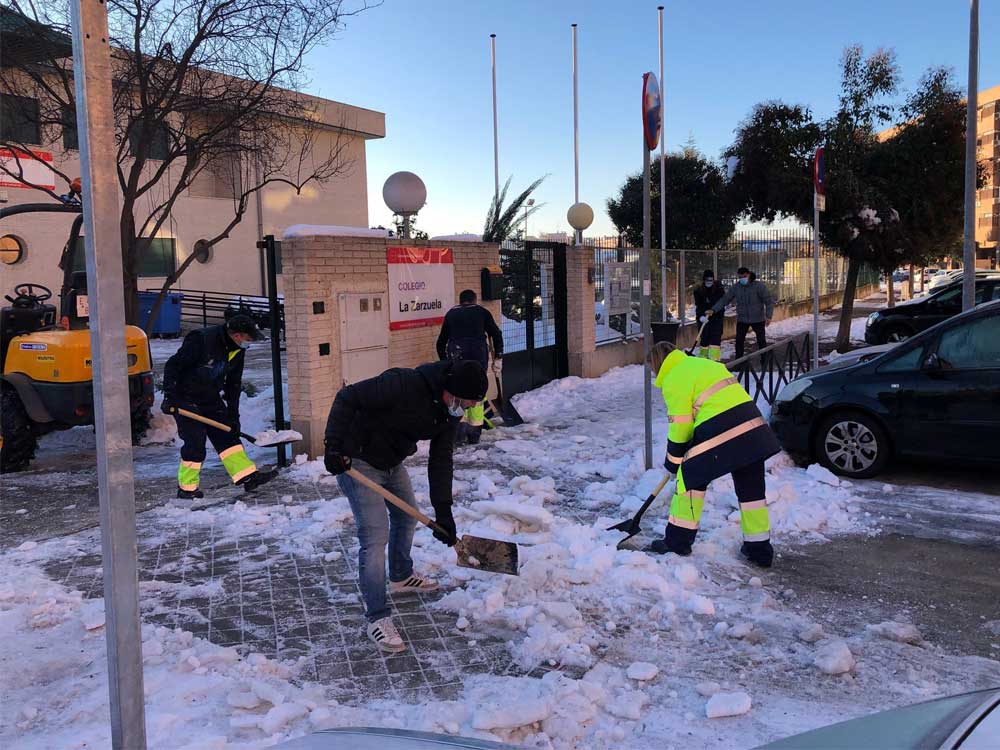 El Ayuntamiento de Torrejón de Ardoz está despejando de hielo y nieve los accesos exteriores a los colegios y escuelas públicas