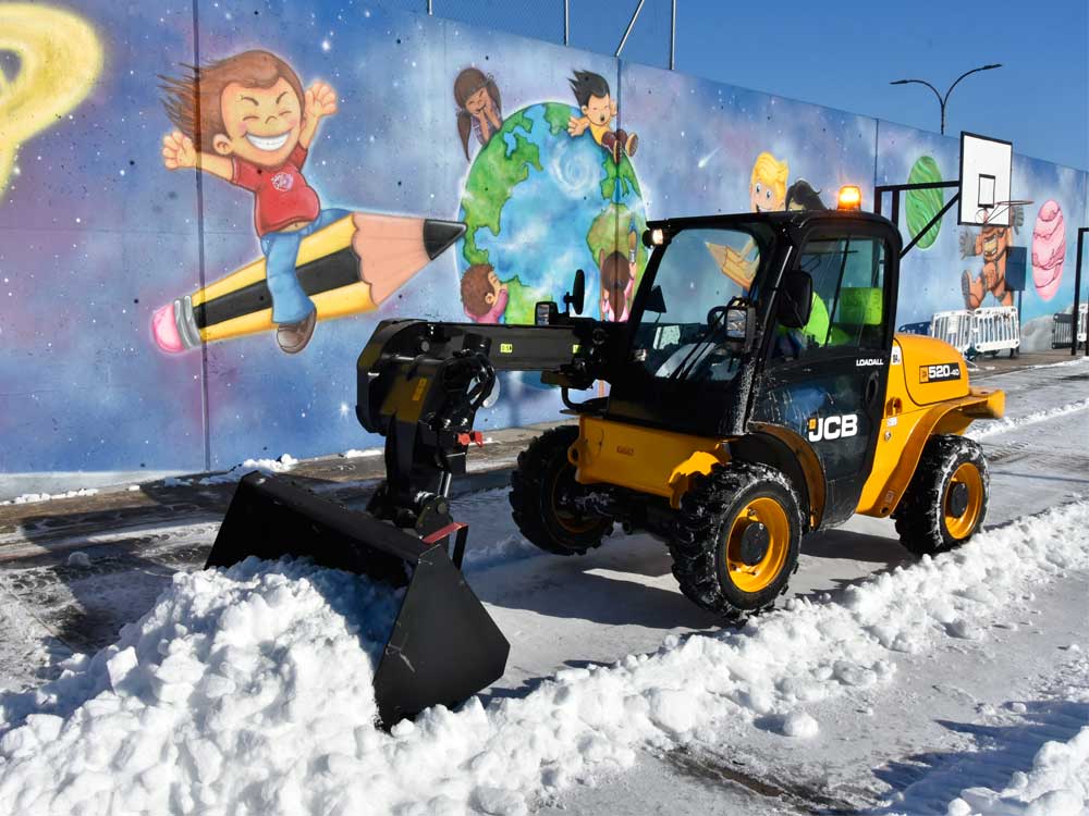 El Ayuntamiento de Torrejón de Ardoz está despejando de hielo y nieve los accesos exteriores a los colegios y escuelas infantiles públicas