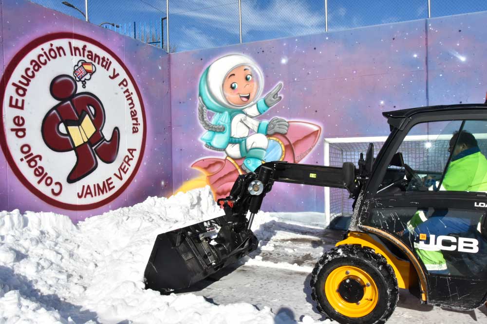 El Ayuntamiento de Torrejón de Ardoz está despejando de hielo y nieve los accesos exteriores a los colegios y escuelas públicas