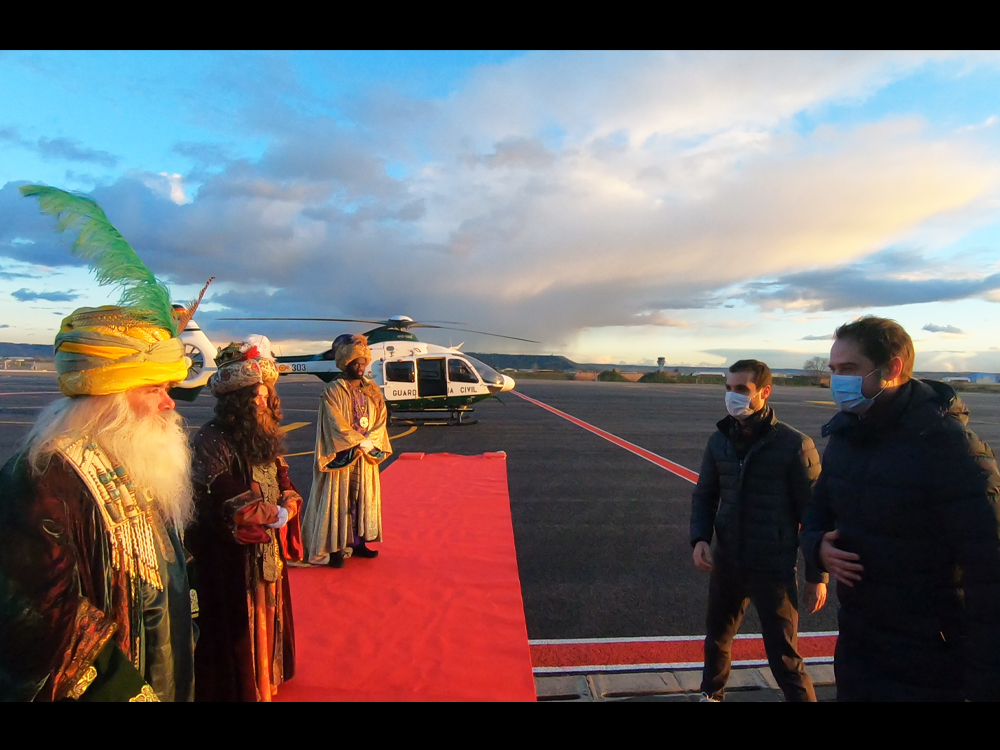 Los Reyes Magos han sobrevolado en helicóptero Torrejón de Ardoz para comprobar que todo está preparado para la noche más mágica del año