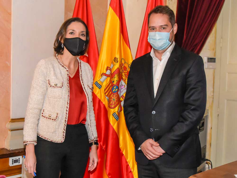 Reunión de trabajo entre el alcalde de Torrejón de Ardoz y la ministra de Industria, Comercio y Turismo