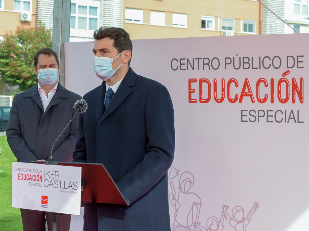 La presidenta de la Comunidad de Madrid, el alcalde de Torrejón de Ardoz y el deportista, Iker Casillas, han presentado el futuro Centro Público de Educación Especial de Torrejón que llevará el nombre del futbolista
