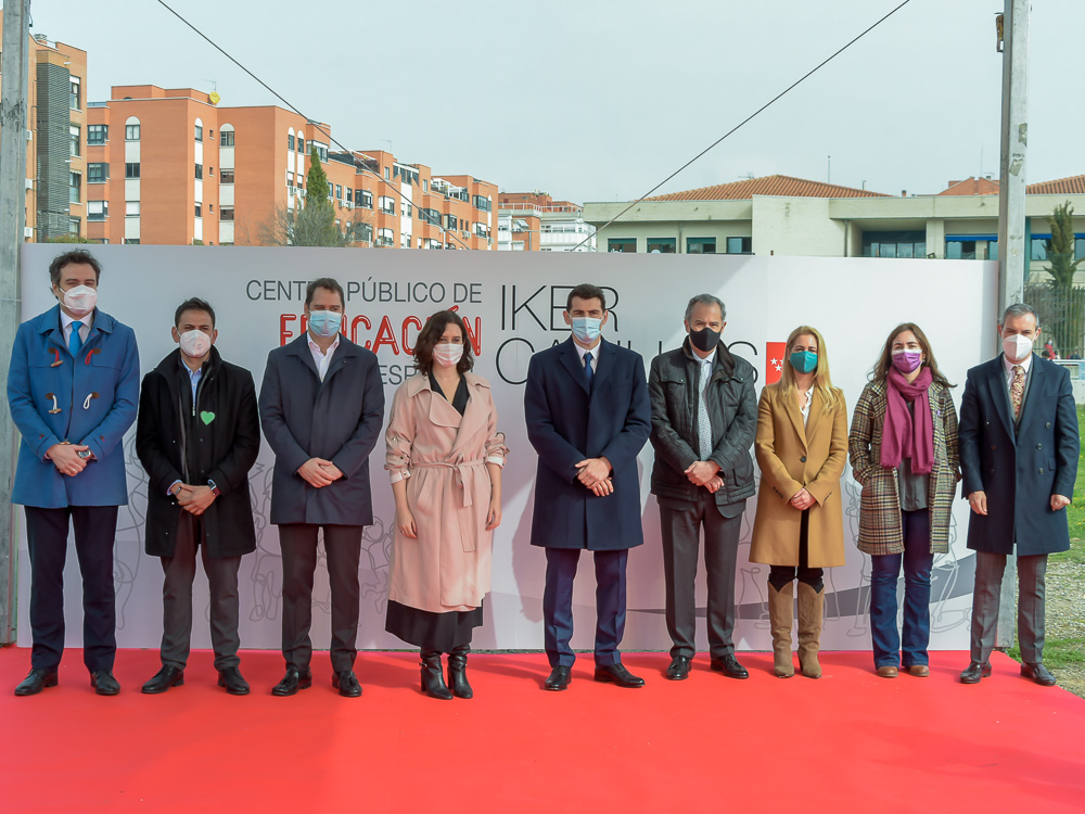 La presidenta de la Comunidad de Madrid, el alcalde de Torrejón de Ardoz y el deportista, Iker Casillas, han presentado el futuro Centro Público de Educación Especial de Torrejón que llevará el nombre del futbolista