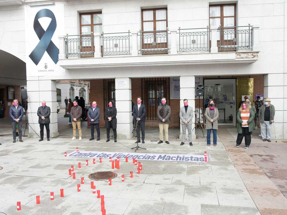 El Ayuntamiento de Torrejón de Ardoz ha guardado un minuto de silencio en la Plaza Mayor de la ciudad para condenar de forma enérgica el asesinato de Mª Carmen, vecina de la ciudad, cometido supuestamente por su expareja