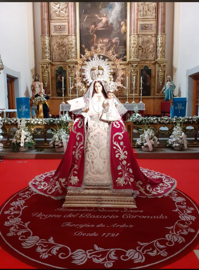 La Hermandad Nuestra Señora Virgen del Rosario Coronada de Torrejón de Ardoz conmemoró brillantemente tres siglos de vida con una Solemne Eucaristía en la Plaza Mayor, la Imposición del Fajín a la patrona y una Ofrenda floral 
