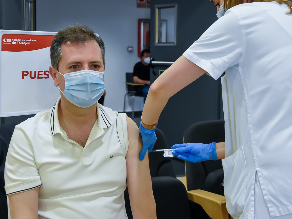 Esta semana continúa la vacunación masiva frente a la Covid-19 a los torrejoneros mayores de 50 años en el Hospital Universitario de Torrejón