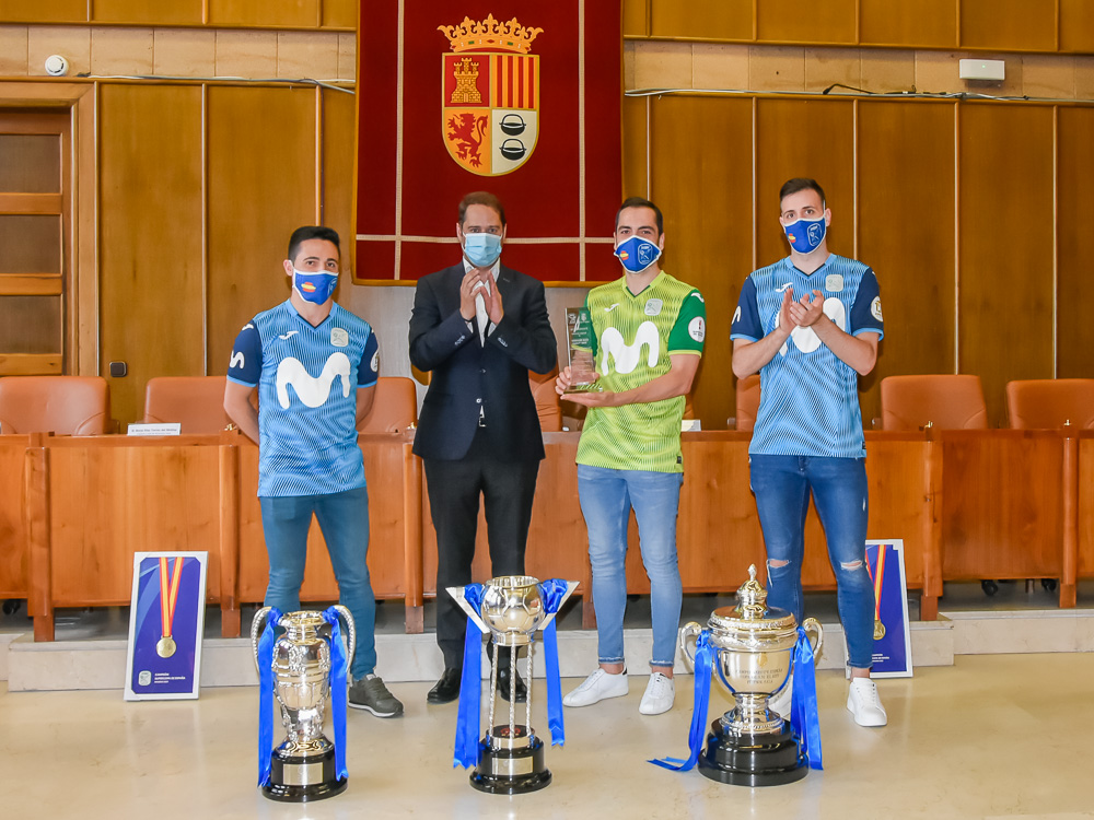 El alcalde, Ignacio Vázquez, recibió al equipo torrejonero de fútbol sala, Movistar Inter, por su brillante temporada en la que han ganado tres títulos