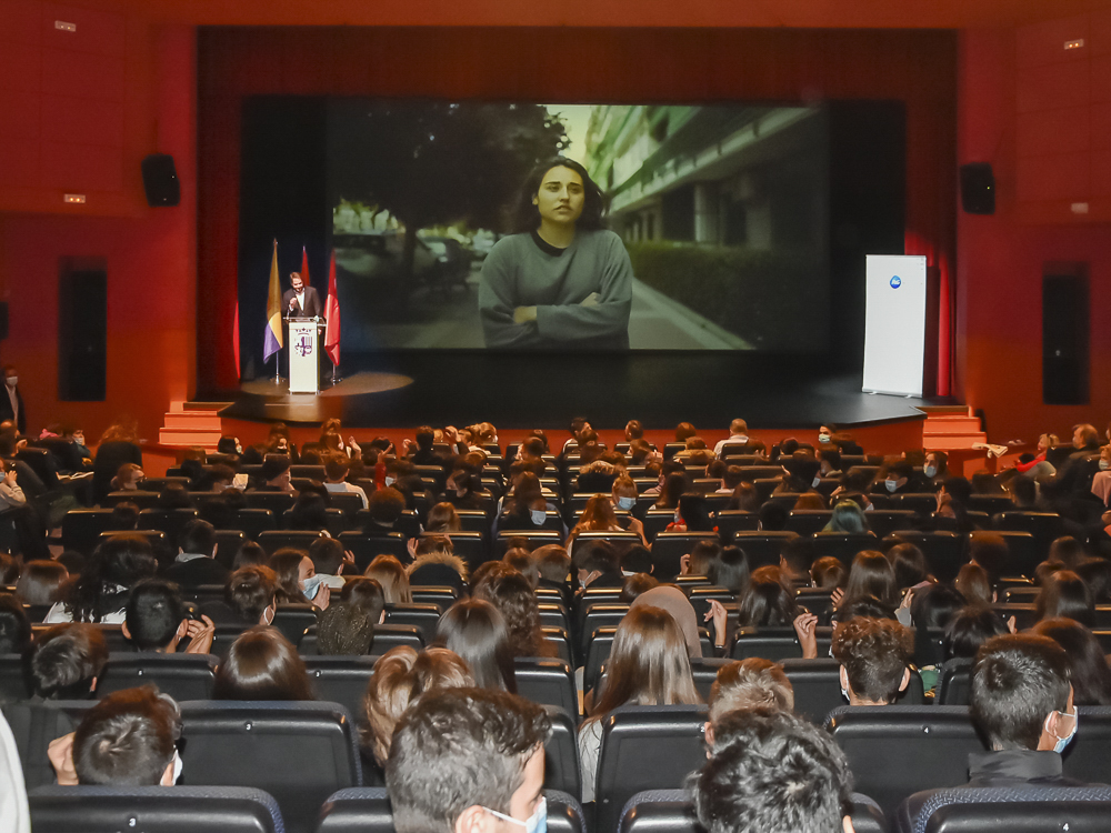 Acto institucional en el Teatro Municipal José María Rodero con motivo del Día Internacional contra la violencia hacia las mujeres dirigido a los alumnos de 15 a 16 años de los institutos de la ciudad