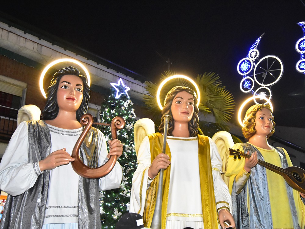 El Pasacalles de los Ángeles Navideños Gigantes vuelve a la Plaza Mayor de Torrejón para anunciar la llegada de los Reyes Magos