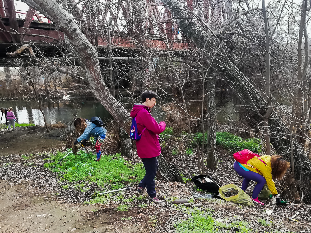 Vecinos voluntarios extrajeron más de 500 kilos de basura en la ribera del río Henares e instalaron cajas nido para facilitar el anidamiento de aves insectívoras