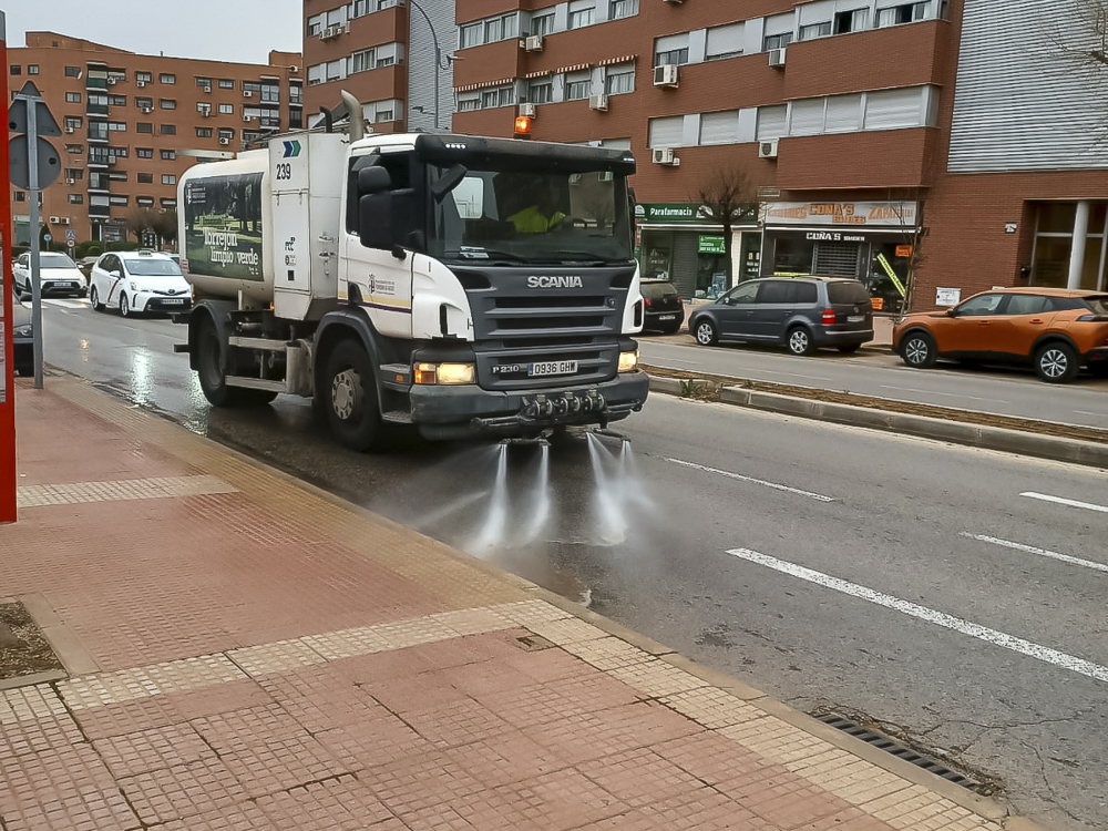 El Ayuntamiento de Torrejón de Ardoz despliega un servicio especial de limpieza para eliminar el barro y la arena que está dejando la calima en las calles 