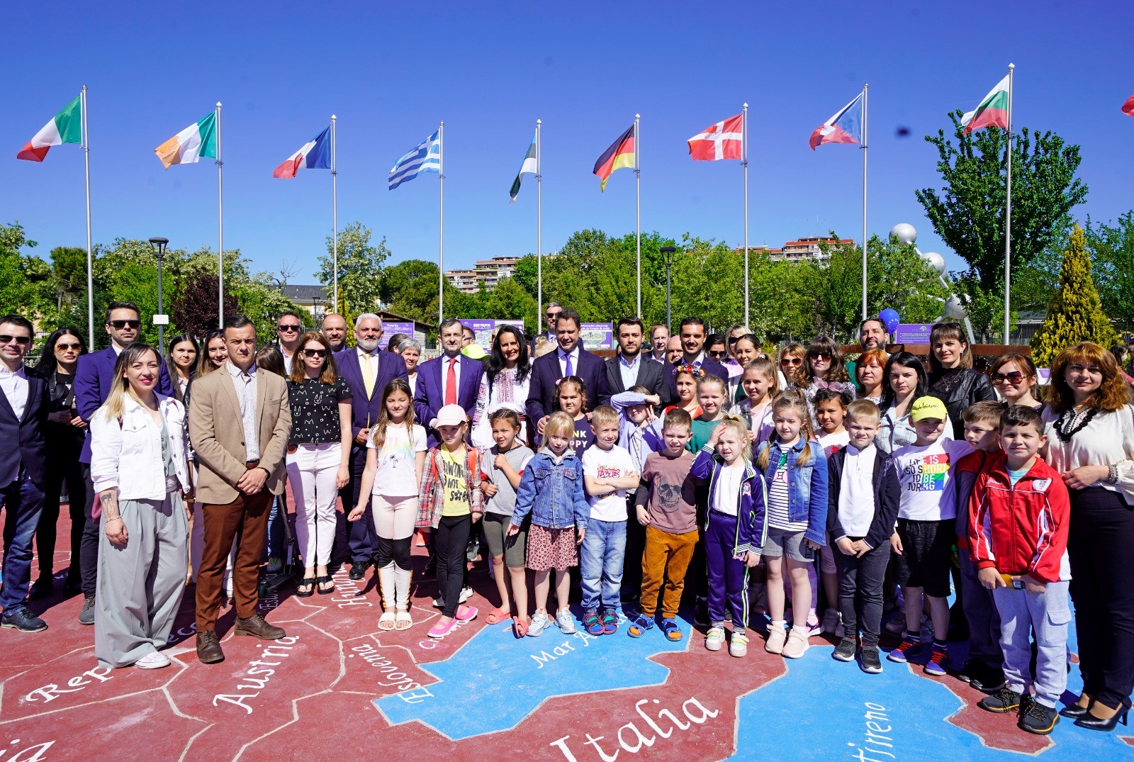 Brillante celebración del Día de Europa, destacando el homenaje a las víctimas por la invasión de Ucrania y el espectáculo de la Fuente del Parque Europa con Fuegos Artificiales