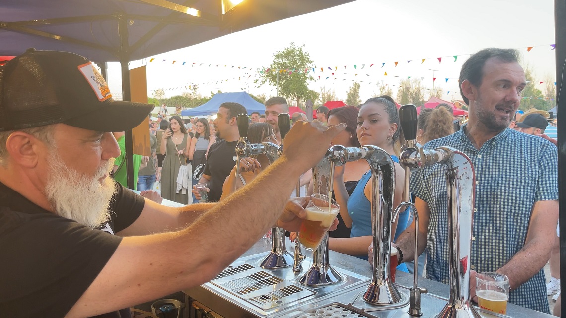 La Feria de la Cerveza Artesanal se estrenó con una gran participación e hizo las delicias de los torrejoneros aficionados a esta bebida tradicional