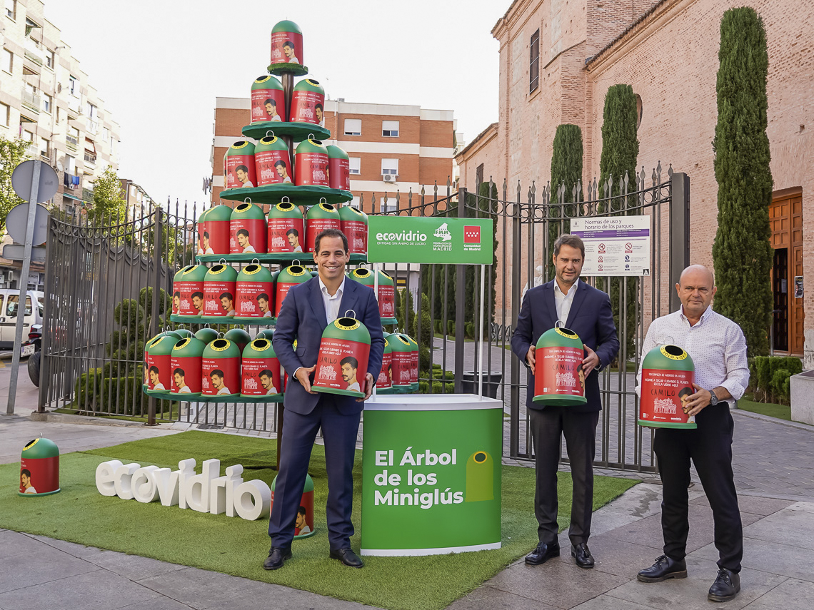 Torrejón de Ardoz se suma a la campaña de Ecovidrio instalando un “Árbol de Miniglús” en la Plaza Mayor y hasta las 13:30 horas de hoy podrán participar en el sorteo de un miniglú