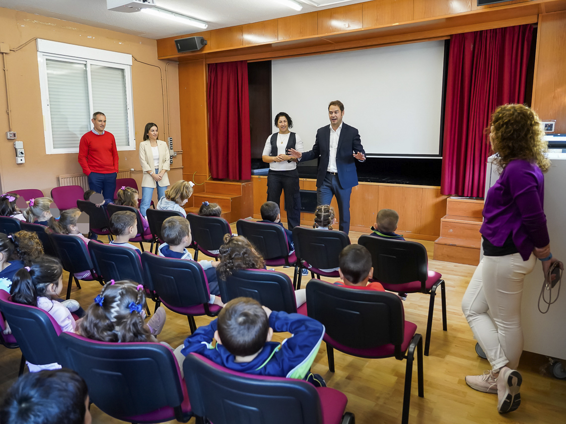 El alcalde, Ignacio Vázquez, visita a los alumnos de 4 años del CEIP Vicente Aleixandre, que trabajan en un proyecto sobre la ciudad y sus personalidades ilustres, y mantiene una divertida charla con los pequeños 