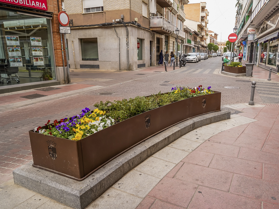 La Zona Centro de Torrejón de Ardoz cuenta con nuevas y elegantes jardineras que contribuyen al embellecimiento de esta parte de la ciudad
