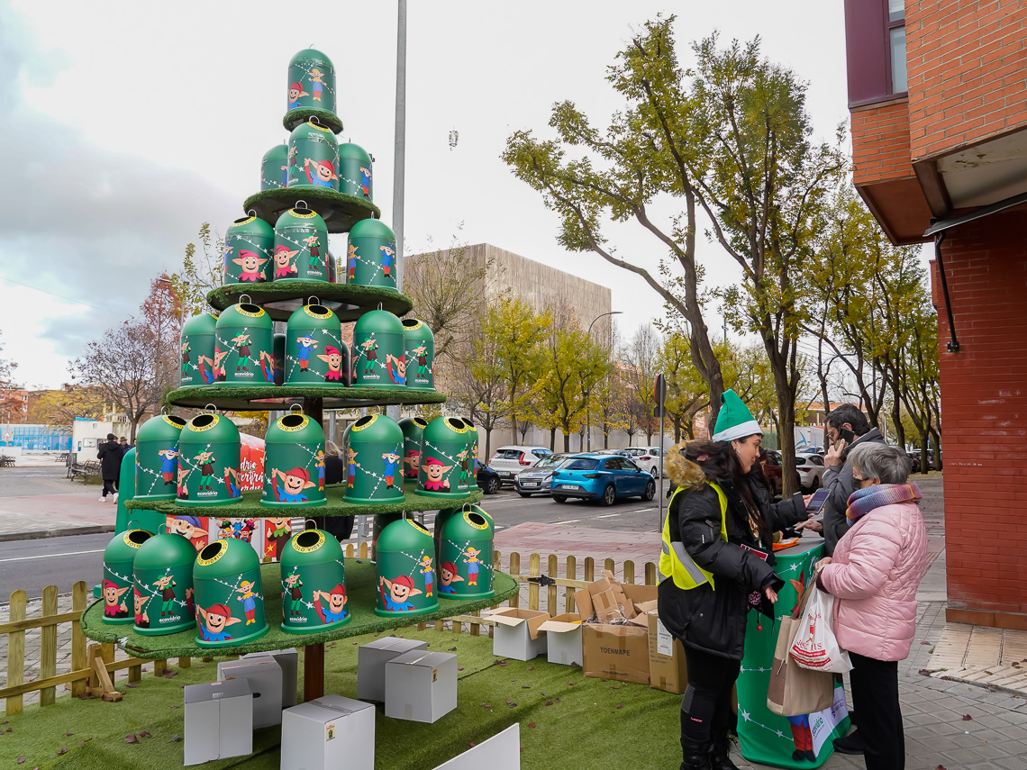 Ecovidrio instala un “Árbol de Miniglús” en Torrejón de Ardoz con la imagen de los Guachis y sorteará hoy jueves, 15 de diciembre, 100 unidades para concienciar sobre el reciclaje 