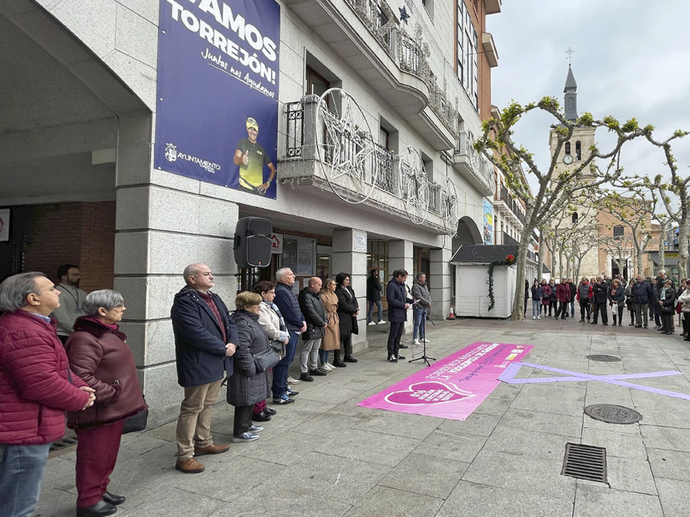 Torrejón de Ardoz ha guardado hoy lunes, 2 de enero, un minuto de silencio en homenaje a las víctimas de la violencia de género de 2022, una lacra mundial que el año pasado se cobró la vida de 48 mujeres 