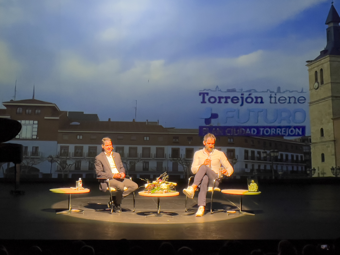 El alcalde, Ignacio Vázquez, con el torrejonero Jorge Garbajosa, presidente de la FEB, realizaron un emotivo recorrido por el proceso de transformación y mejora de la ciudad en el acto central del “Plan Ciudad: Torrejón Tiene +  Futuro"