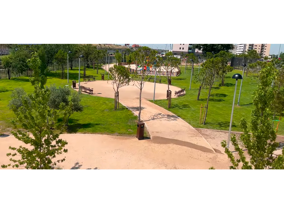 El nuevo Parque Alcalá cuenta con 201 árboles de gran calibre, además de 3.506 m2 de praderas de césped y con esta zona verde ya son 124 los parques nuevos y reformados por el actual Gobierno local