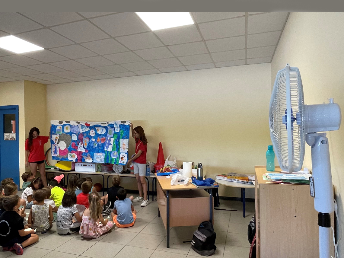 el Ayuntamiento de Torrejón de Ardoz ha adquirido 40 ventiladores para mitigar el calor en las aulas donde se realizan las Colevacaciones