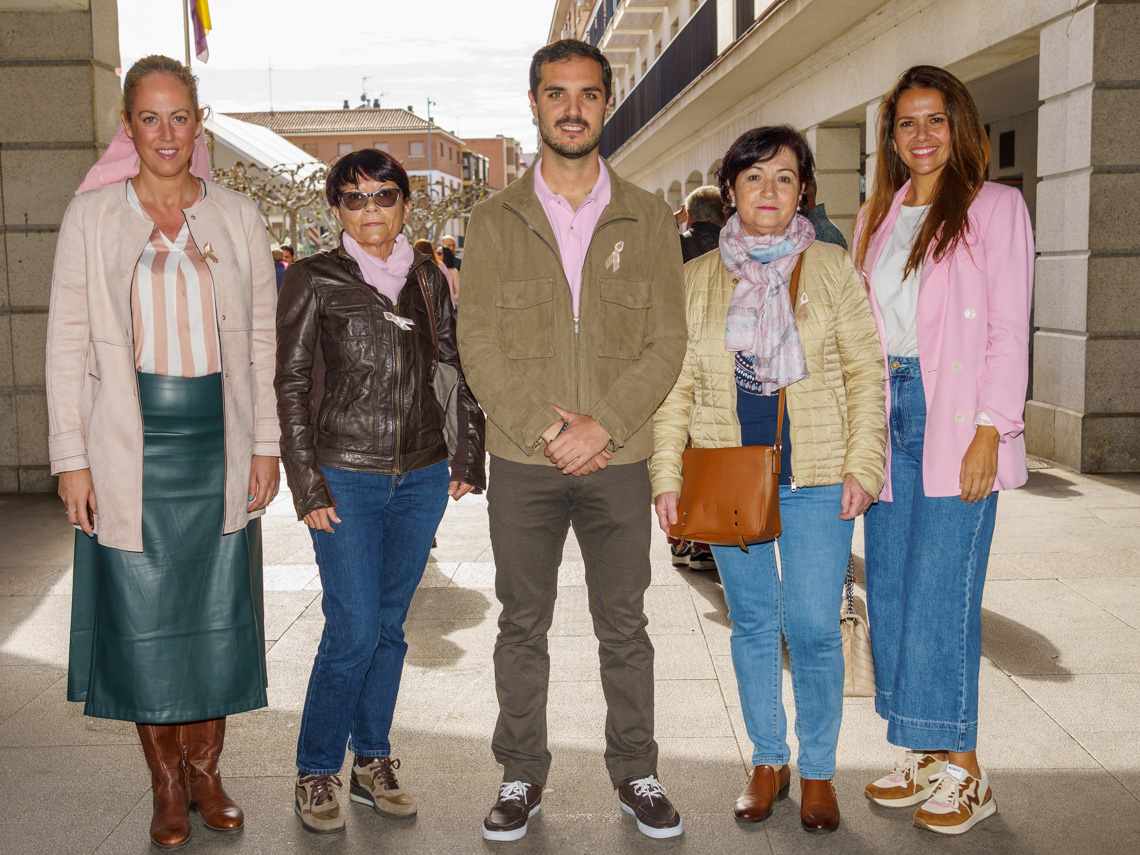 Torrejón de Ardoz se sumó a la conmemoración del Día Mundial contra el cáncer de mama con un gran lazo humano rosa