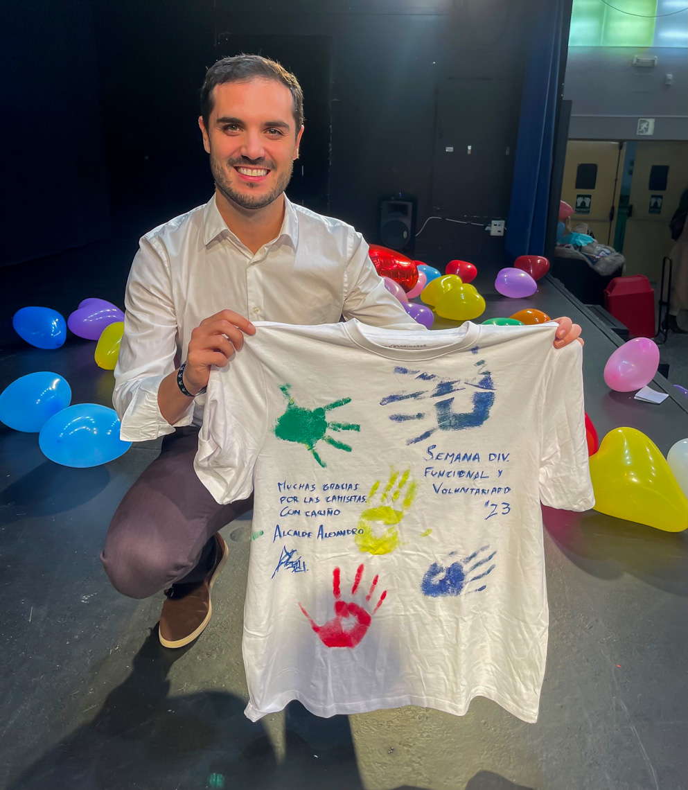 El alcalde, Alejandro Navarro, mostrando una de las camisetas hechas por los alumnos del centro de educación especial ASTOR