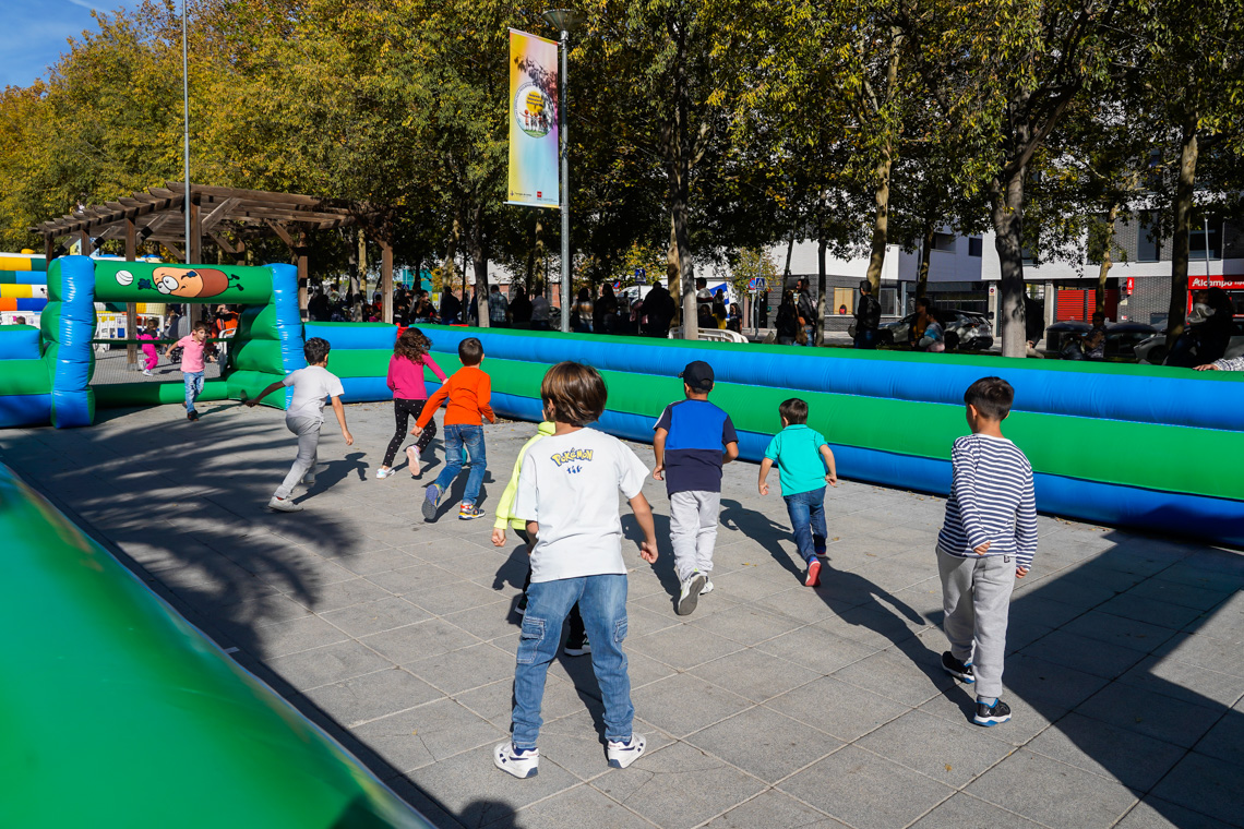 Gran afluencia de familias en las divertidas actividades celebradas con motivo del Día Mundial de la Infancia 