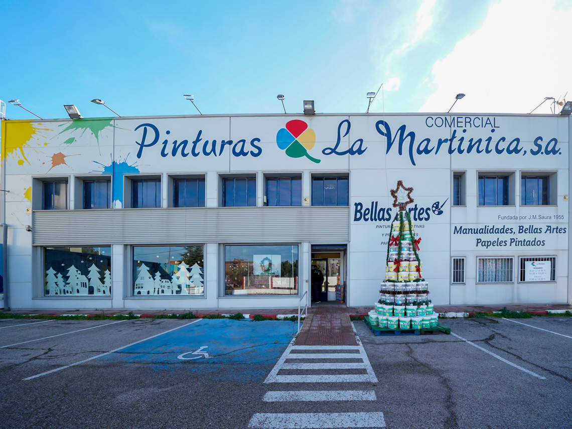 Tercer premio dotado con 200 euros y trofeo de cristal a Pinturas La Martinica, S.L. situado en Avd. de la Constitución, 204